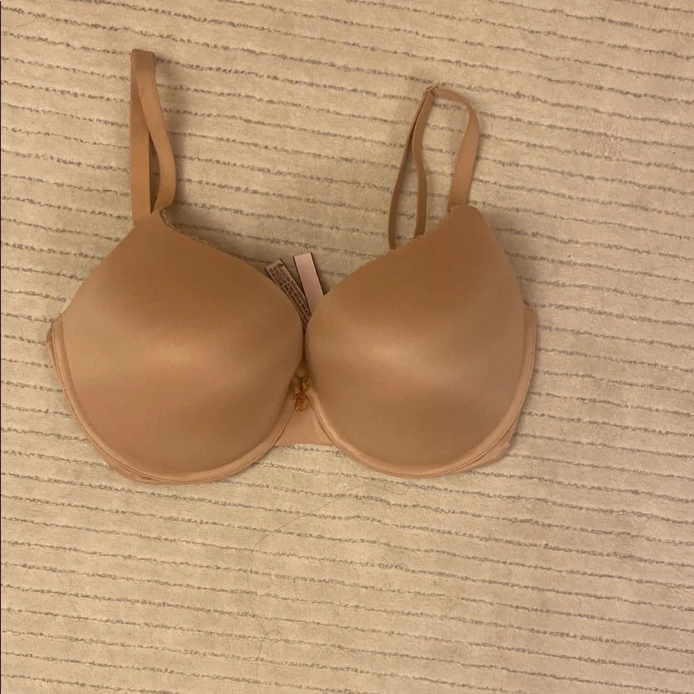 VICTORIA’S SECRET. Elegant Cream Underwire Bra